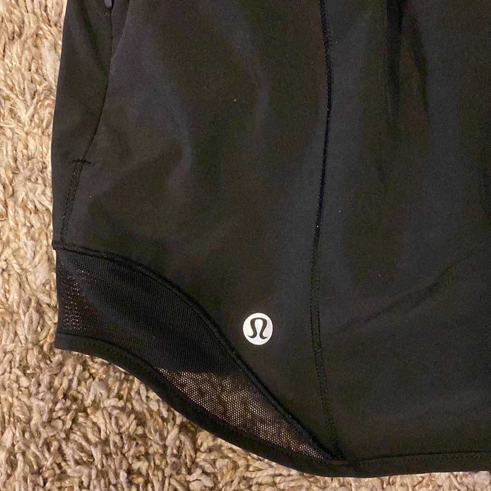 black Lululemon hotty hot shorts size 12 2.5 inch - Picture 3 of 4